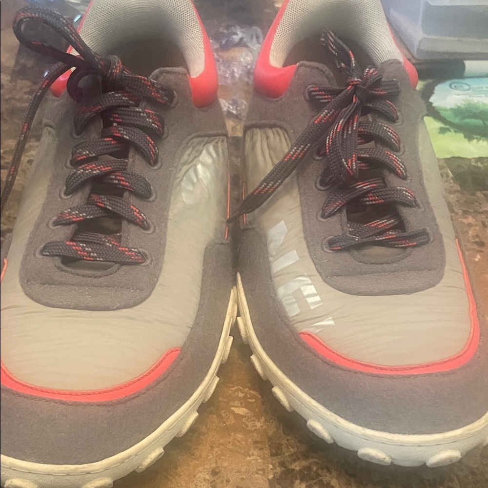 Stylish Gray and Red Men's Shoes